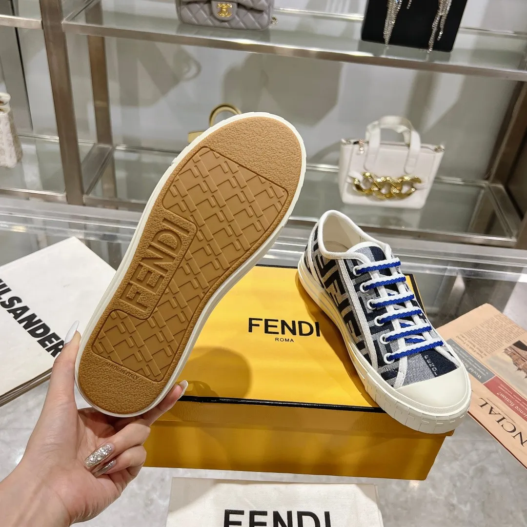 Couple style 💰460❤️Fendi Fendi's latest couple canvas shoes ❑ Fabric: Original customized imported jacquard canvas material ❑ Inner lining: Imported canvas material ❑ Sole: Original molded non-slip TPU outsole ❑ Bottom thickness: 2.5cm ❑ Size: Women's 35-40/Men's 39-45